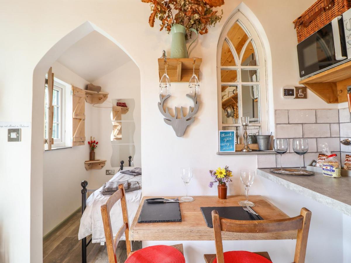 Chateau Petit Caersws Экстерьер фото